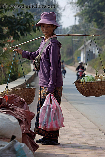 woman-carrying-don_ganh-04.jpg