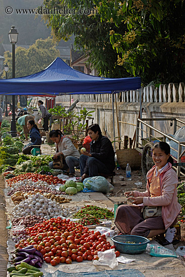 women-selling-produce-in-market-11.jpg