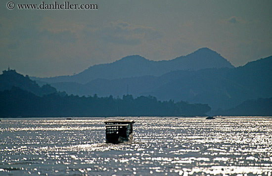 boats-on-nam_khan-river-01.jpg