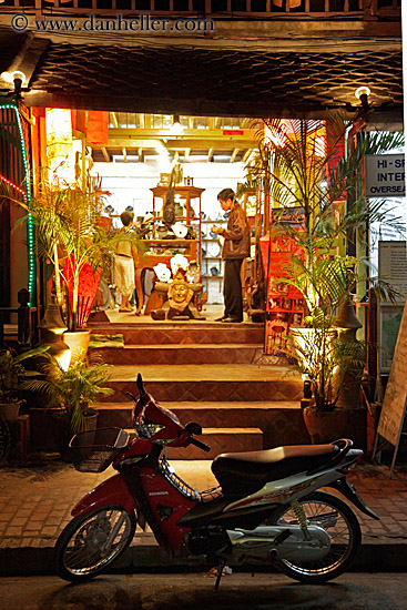 bike-in-front-of-store-at-nite-3.jpg