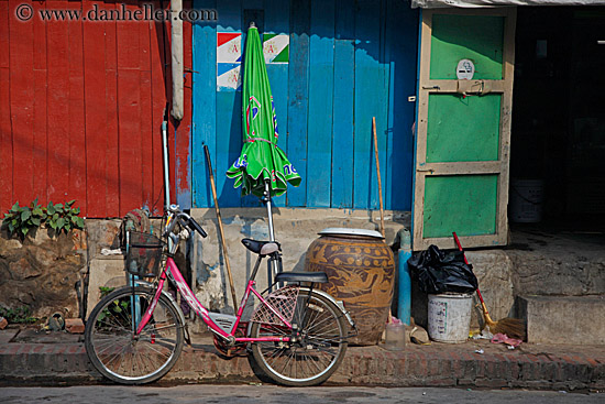 pink-bike-by-green-umbrella-2.jpg