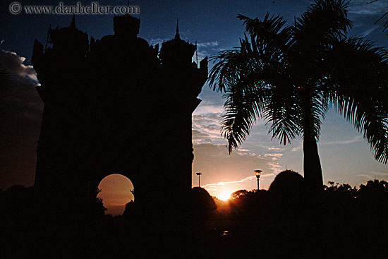 patuxay-monument-n-sunset-1.jpg
