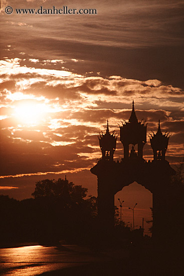 patuxay-monument-n-sunset-2.jpg