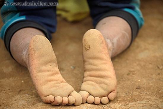 dirty-toddler-feet-2.jpg