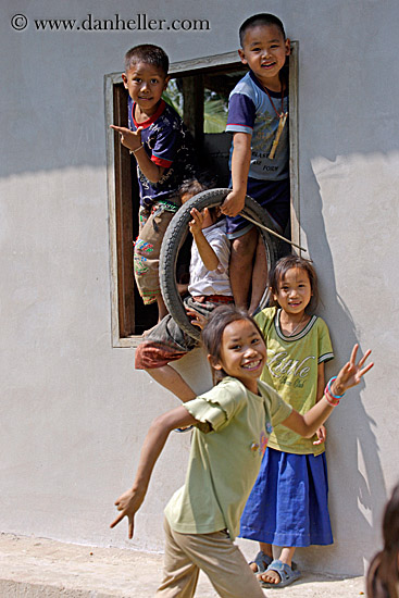 kids-playing-at-window-5.jpg