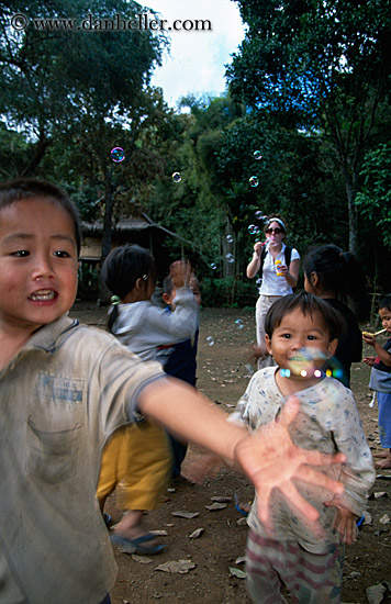 kids-playing-w-bubbles-4.jpg