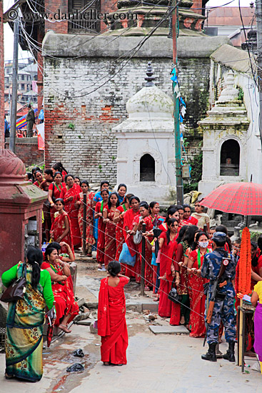 group-of-girls-by-shrine-01.jpg