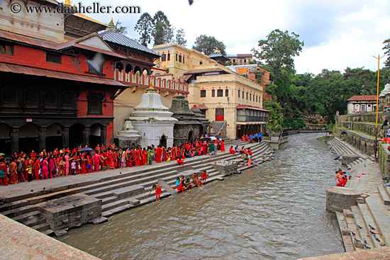 people-on-sighat-stairs-02.jpg