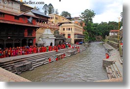 images/Asia/Nepal/Kathmandu/Pashupatinath/Crowds/people-on-sighat-stairs-02.jpg