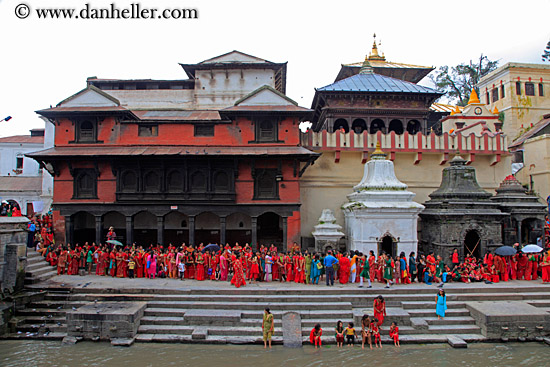 people-on-sighat-stairs-04.jpg