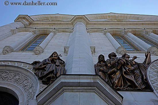 church-n-wall-statues-2.jpg