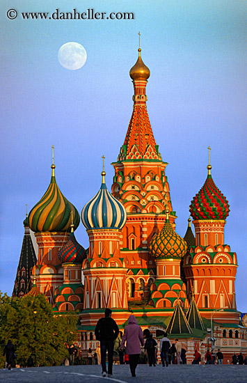 st_basil-cathedral-n-moon.jpg