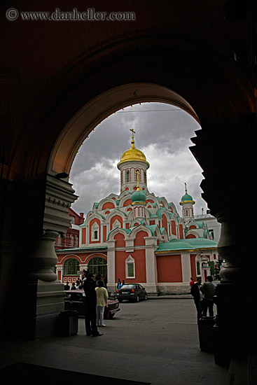 kazan-cathedral-thru-arch.jpg