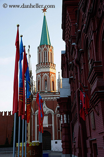 nikolskaya-tower-n-flags.jpg