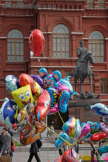 balloons-n-statue.jpg