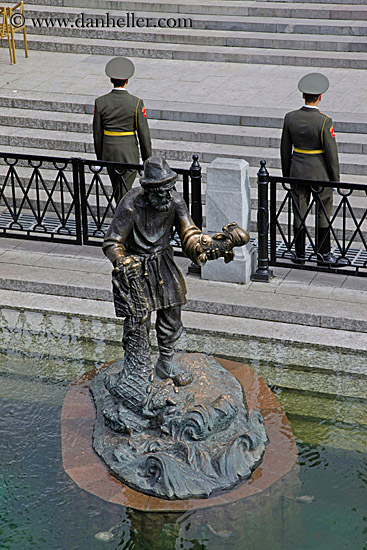 fisherman-statue-n-guards-on-stairs.jpg