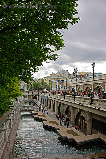 tourists-n-water-canal-01.jpg