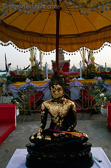 golden-sitting-buddha.jpg