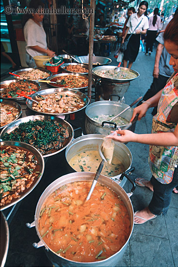 women-cooking-food-in-street-01.jpg