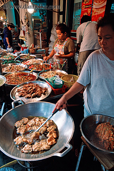 women-cooking-food-in-street-02.jpg