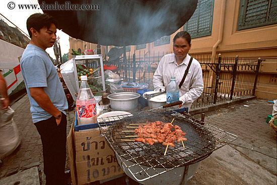 women-cooking-food-in-street-04.jpg