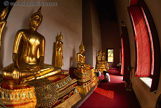 narathhip-center-buddhas.jpg