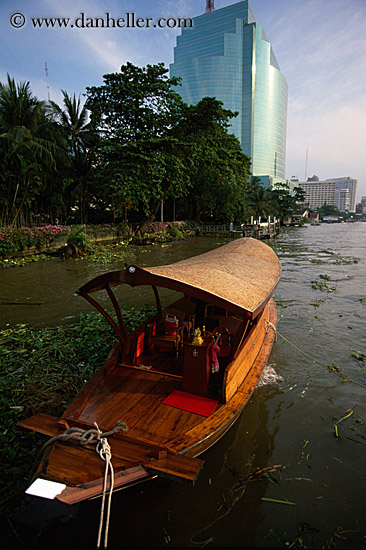 river-boat-n-glass-tower-02.jpg