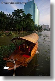 images/Asia/Thailand/Bangkok/RiverBank/river-boat-n-glass-tower-02.jpg