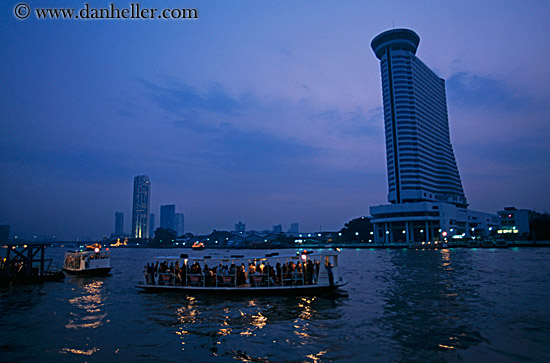 river-boats-n-bldgs-nite-02.jpg