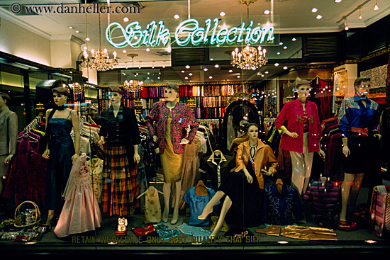 window-women-mannequins-01.jpg