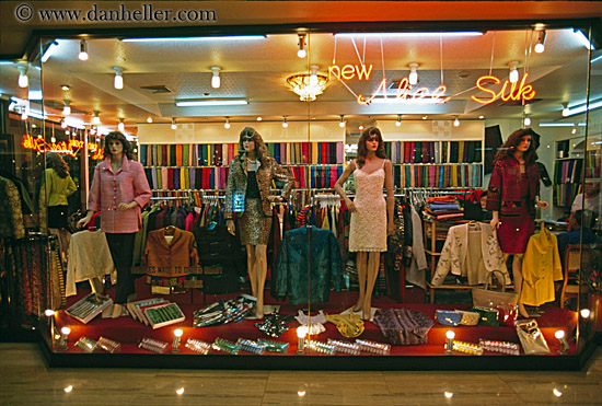 window-women-mannequins-02.jpg