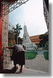 images/Asia/Thailand/Bangkok/SarnLakMuang/woman-taking-off-shoes-02.jpg