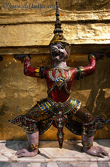 colorful-garuda-statues-02.jpg