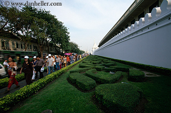 palace-wall-garden-n-pedestrians.jpg