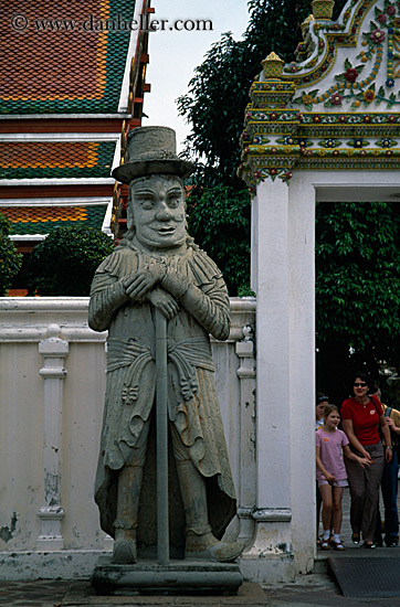 statue-man-w-hat-02.jpg