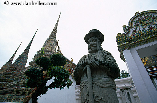 statue-man-w-hat-04.jpg