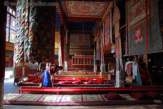 monk-mopping-temple-floor-07.jpg