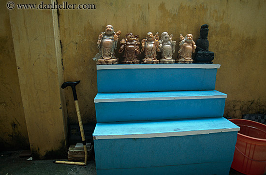 buddha-sculptures-on-stairs.jpg