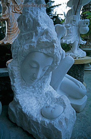 marble-sculptiure-of-mother-n-child.jpg