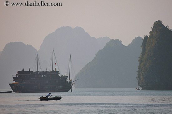 woman-rowing-small-boat-02.jpg