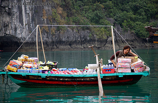 woman-selling-goods-small-boat-01.jpg