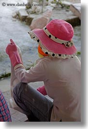images/Asia/Vietnam/HaLongBay/Misc/women-in-pink-hat.jpg