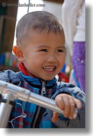 images/Asia/Vietnam/HaLongBay/People/toddler-n-scooter-06.jpg