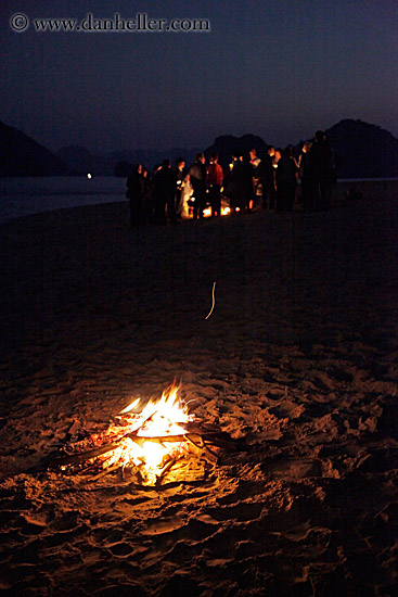 beach-fire-at-nite-2.jpg