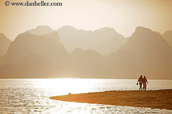 beach-walkers-n-mtns-1.jpg