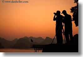 images/Asia/Vietnam/HaLongBay/Sunset/photographer-silhouettes-3.jpg