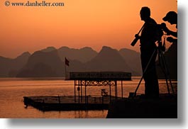 images/Asia/Vietnam/HaLongBay/Sunset/photographer-silhouettes-4.jpg