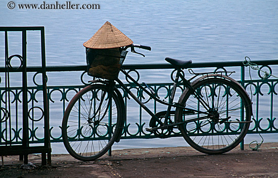 conical-hat-n-bike-1.jpg