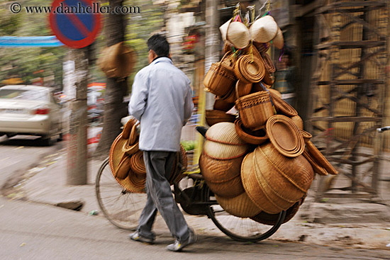 man-w-bike-n-wicker-baskets.jpg