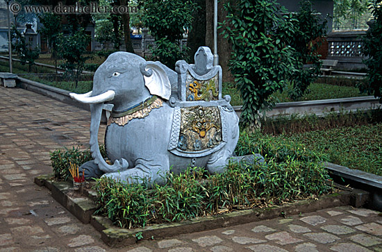 elephant-statue.jpg